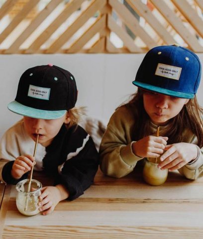 Vente de casquettes en coton, daim et velours Hello Hossy, les fameuses "Cool Kids Only" pour bébés et enfants à Saint-Julien-en-Genevois